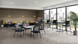 Kompanion | Chaise d'invité, dossier en tissu maillé et assise rembourrée